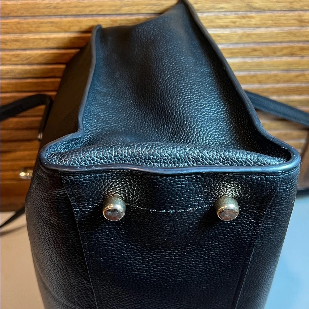 Coach Charlie turnlock tote bag in black pebble grain leather - Picture 10 of 17